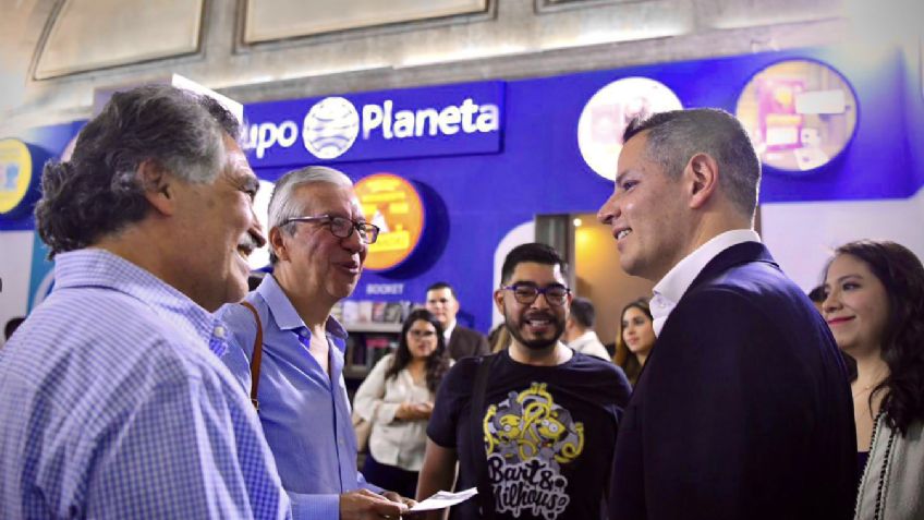 Alejandro Murat presenta su  libro "Más Oaxaca en el Mundo" en la FIL de Minería