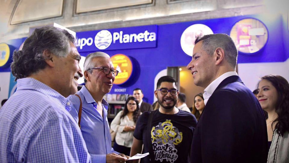 El exgobernador atendió a las personas en el lugar.