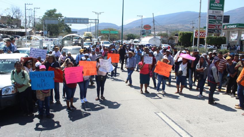 Bloqueo en la Autopista del Sol: 400 personas bloquean el paso en Chilpancingo