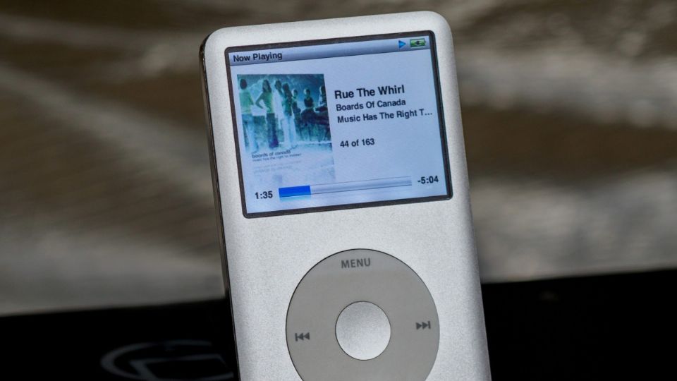 El IPod 'compitió' por mucho tiempo con su producto hermano, sin embargo, el IPhone ganó la batalla