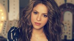 Shakira conquista en micro falda metálica y con espalda descubierta