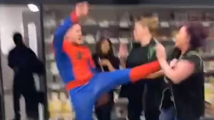 VIDEOS: campeón de artes marciales vestido de Spider-Man golpea sin piedad a una mujer