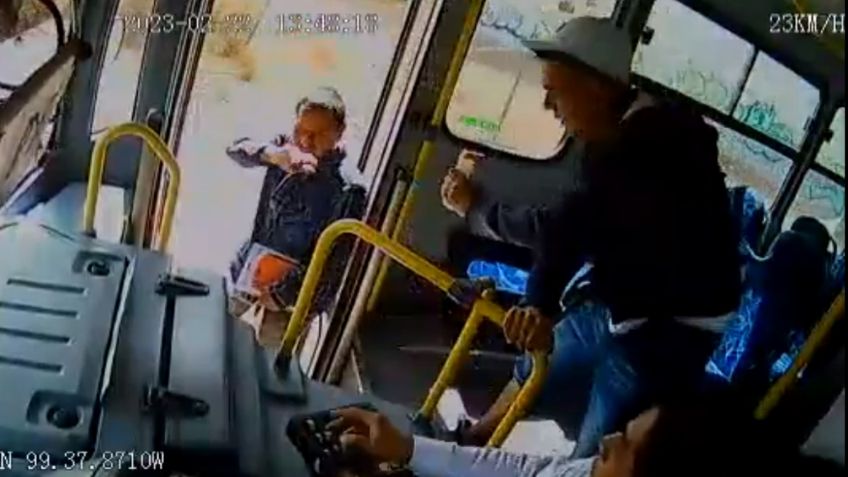 VIDEO | Sujetos asaltan a conductor de transporte público en Metepec