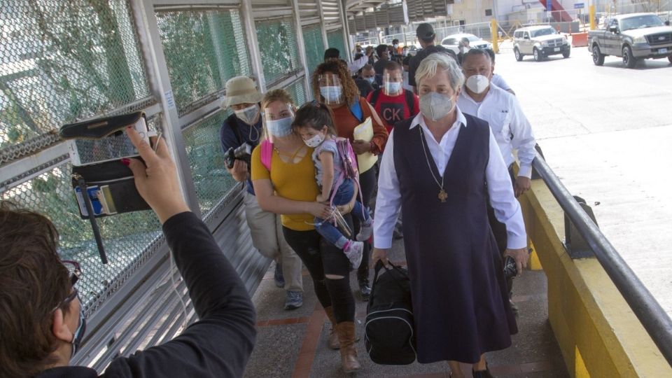 Cruce de personas en el puente fronterizo de Matamoros, Tamaulipas.