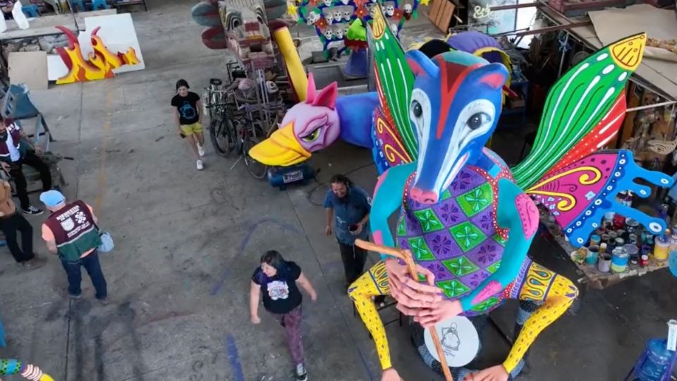 Personal de la Sobse trabaja en los alebrijes que serán colocados en el Bosque de Tláhuac