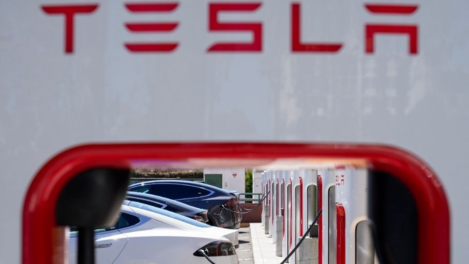 Tesla viene con todo a México y ofrece trabajo en Home Office