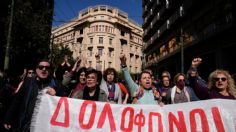 Grecia: manifestantes marchan por trágico choque de trenes que dejó 57 muertos