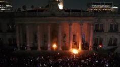 VIDEO | Marcha del 8M en Monterrey termina con quema de puerta del Palacio de Gobierno