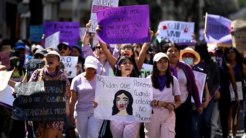 "Déjame caminar tranquila": Colectivas crean carteles rumbo al 8M, estas son las frases más poderosas