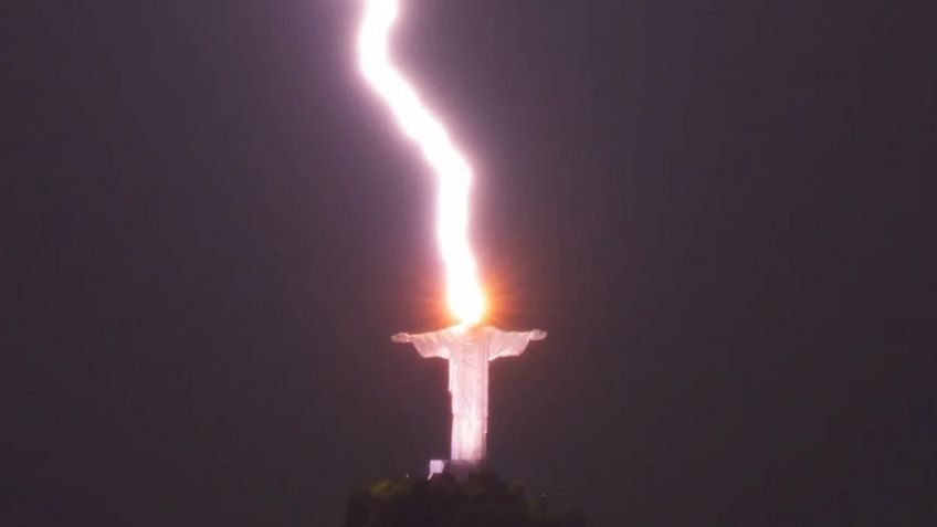 ¿Rayo divino? Captan impresionante descarga eléctrica sobre el Cristo Redentor de Río de Janeiro