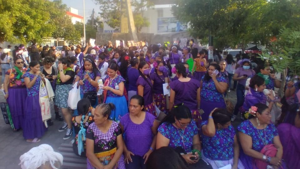 La concentración se dio en el monumento dedicado a La Mujer de las Iguanas