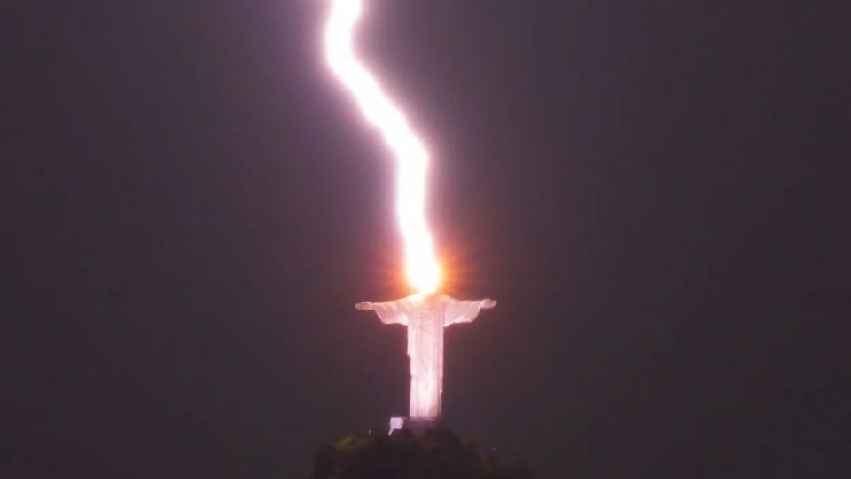 La espectacular imagen fue captada el pasado 10 de febrero y tal como lo describimos, el fotógrafo denominó a su captura “rayo divino”