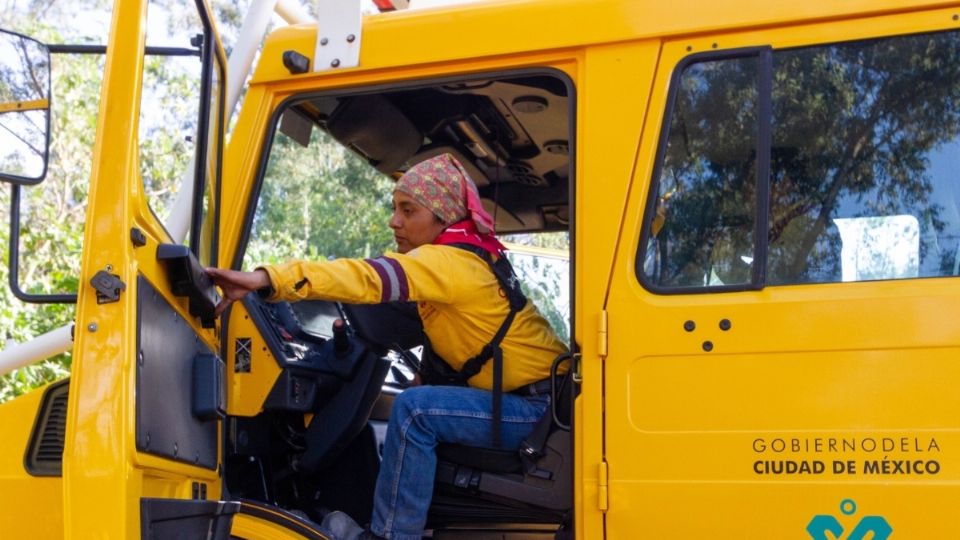 Jessica Abigail Medina Suárez es la primera mujer en manejar el Unimog