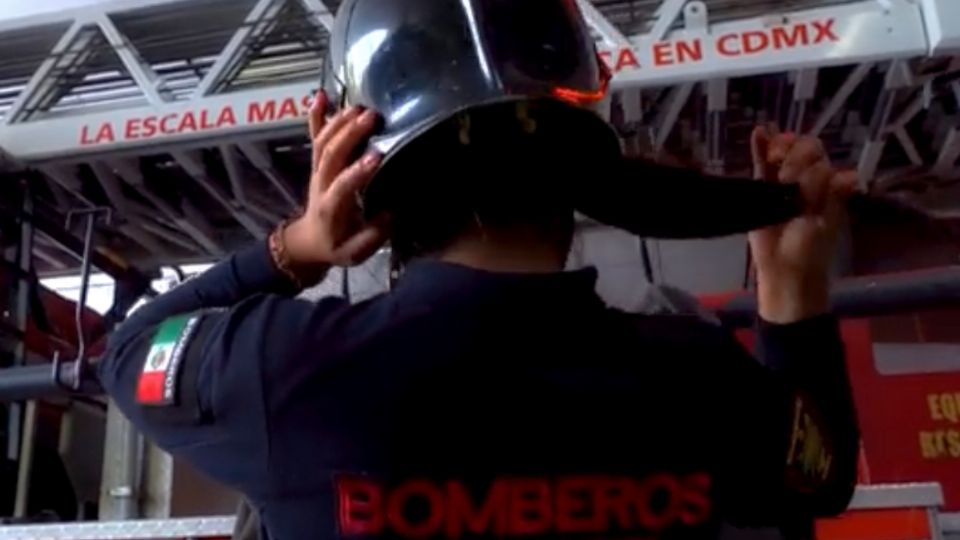 En CDMX se capacita la primera generación de bomberas