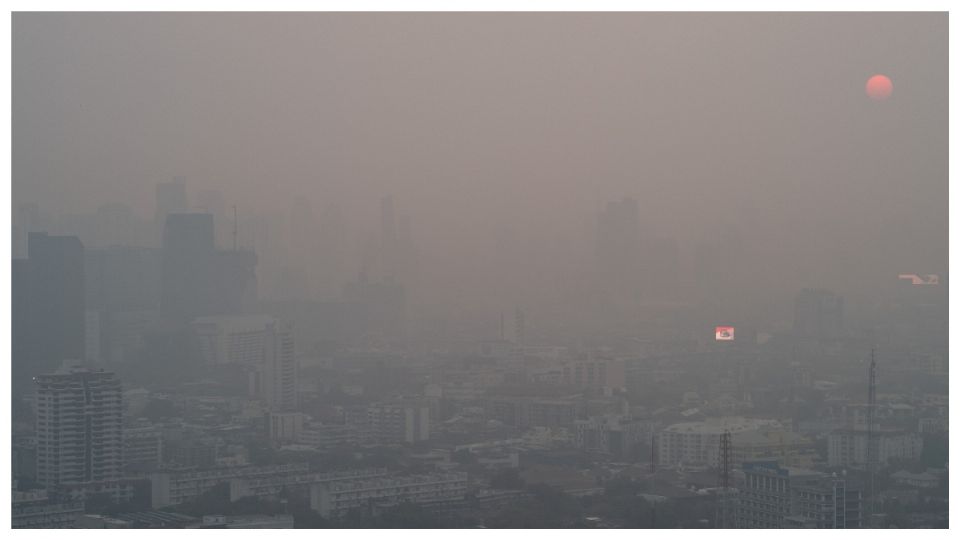 Una vista de la ciudad de Bangkok en medio de la contaminación del aire durante el amanecer