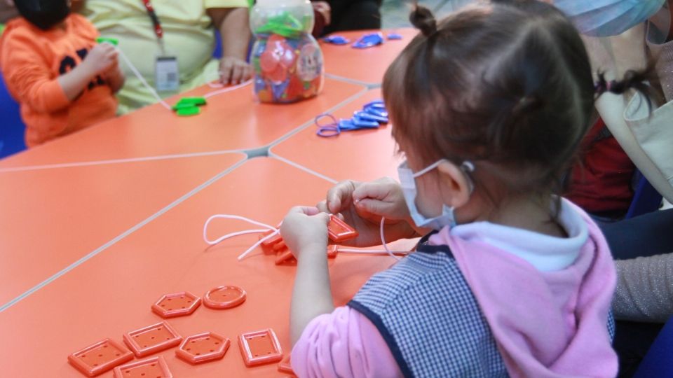 El autismo es un trastorno del neurodesarrollo que se caracteriza por deficiencia en la comunicación social e interacción, suele aparecer antes de los 12 meses y tres años