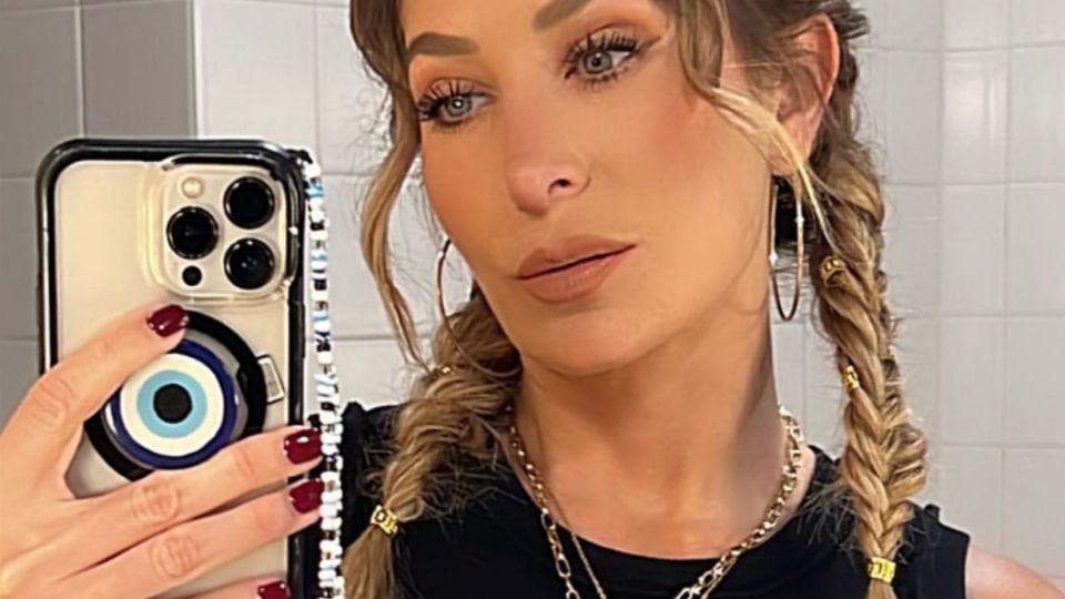 Geraldine aprovechó el espejo para tomarse una fotografía y mostrar su belleza