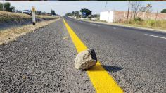 Alerta en la México-Querétaro: colocan piedras en plena autopista para averiar autos y asaltar a los conductores