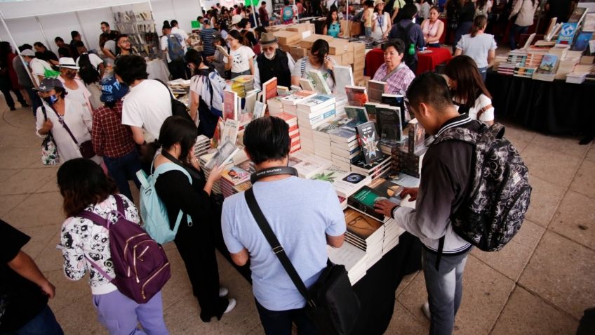 160 mil personas asistieron al Gran Remate de Libros en Monumento a la Revolución