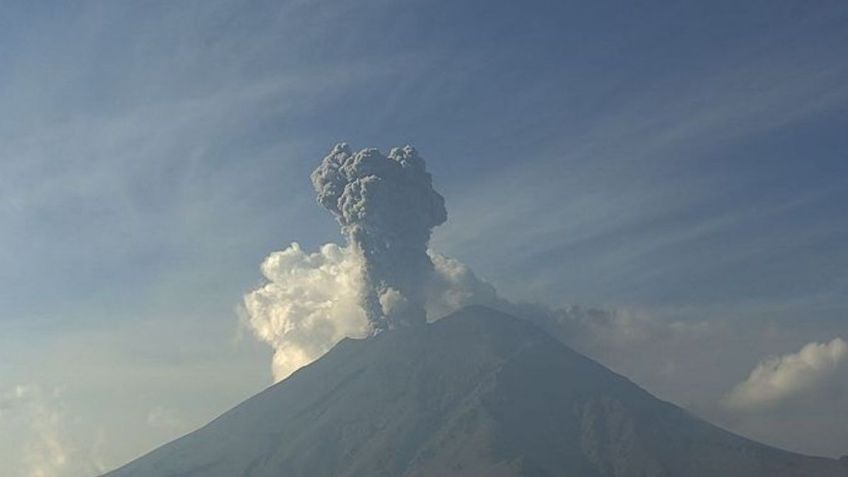 Las impactantes imágenes de las columnas de humo y explosiones en el volcán Popocatépetl