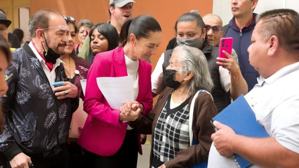 Claudia Sheinbaum escuchando a los vecinos de San Simón Ticumac