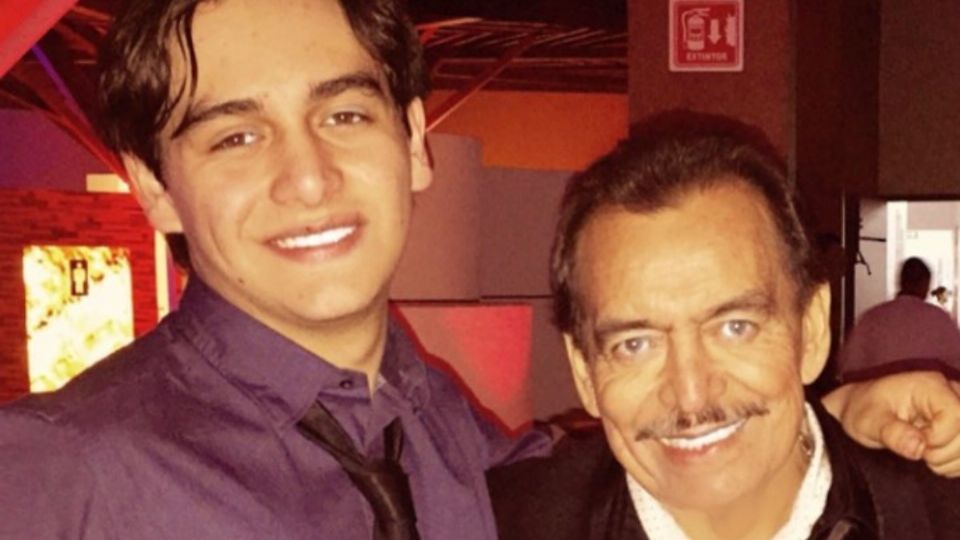 Joan Sebastián enseñó a comer tacos a su hijo