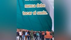 VIDEO CONMOVEDOR | Ayuda la gente a arriar la bandera en el Zócalo ante fuertes vientos: "Nunca debe tocar el suelo"