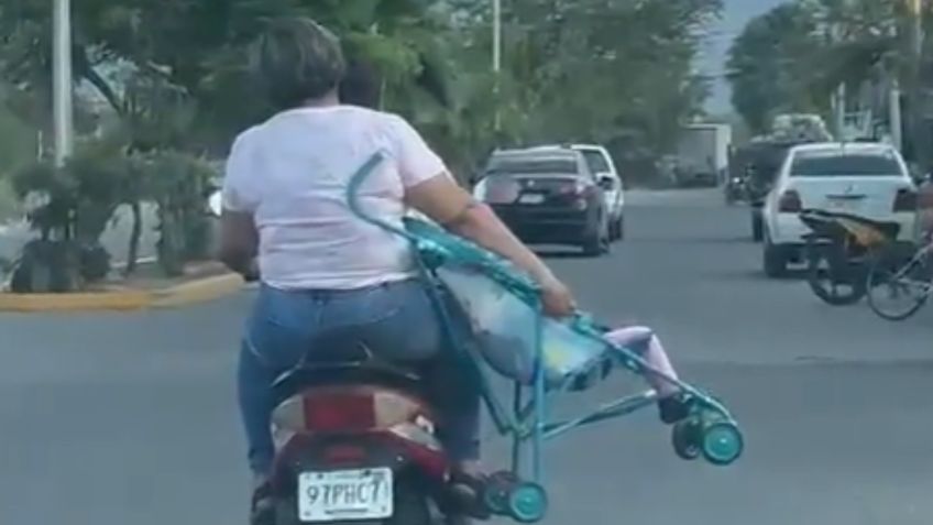 VIDEO: una mujer viaja en moto con su hijita en la carriola e indigna en redes sociales