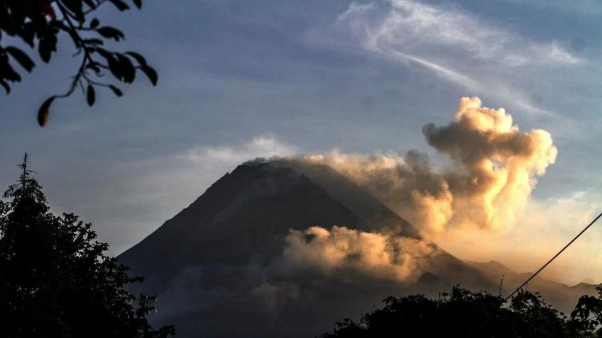 VIDEO: una mujer rusa hace ángeles con cenizas tras la erupción del volcán Shiveluch