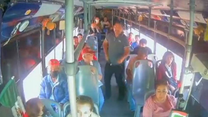 VIDEO | Ladrón arranca cadenita de oro a pasajero durante asalto a autobús: "Saca la feria, loco"