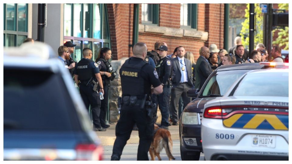 Los agentes llegaron mientras se estaban efectuando disparos dentro del Old National Bank