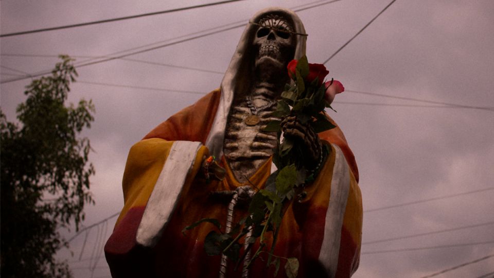 La Santa Muerte es celebrada cada primero de mes en donde cientos de personas le llevan ofrendas