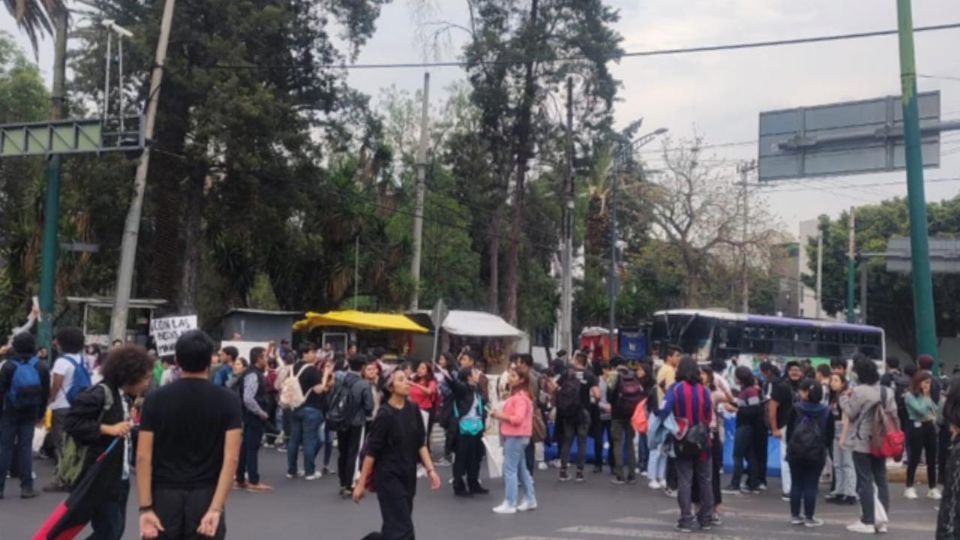 Decenas de estudiantes mantienen cerrada la circulación en protesta.