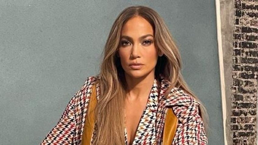 JLo se suma a la tendencia de los vestidos cortos de mezclilla