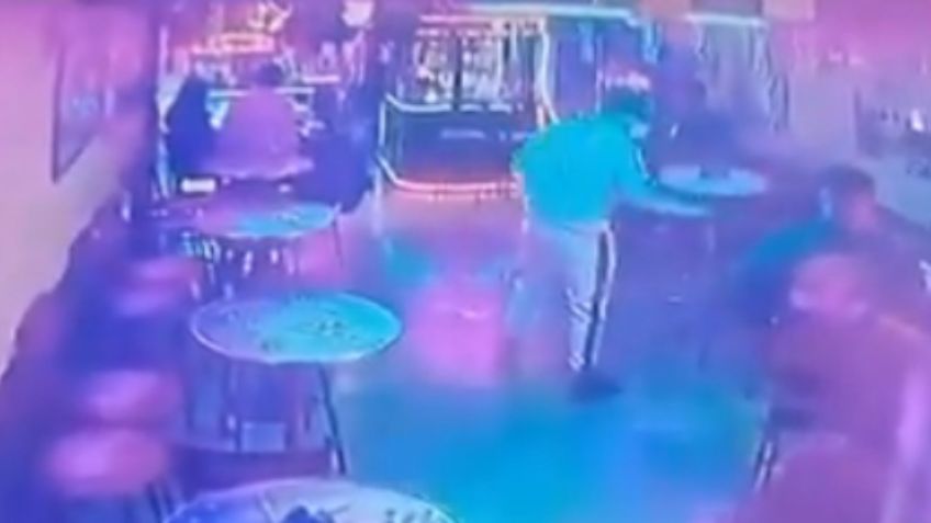 VIDEO | Violento asalto en Tultepec: ladrones entran armados y despojan a clientes de un bar