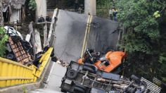 FOTOS | Se desploma puente en Colombia: cuatro camiones y un auto cayeron al río