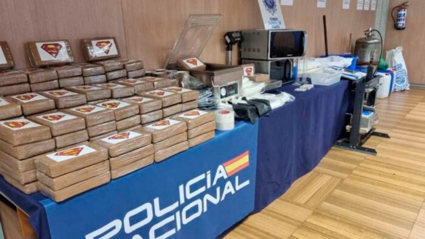 Golpe al narco mexicano: decomisan en España miles de kilos de cocaína con el logo de Superman