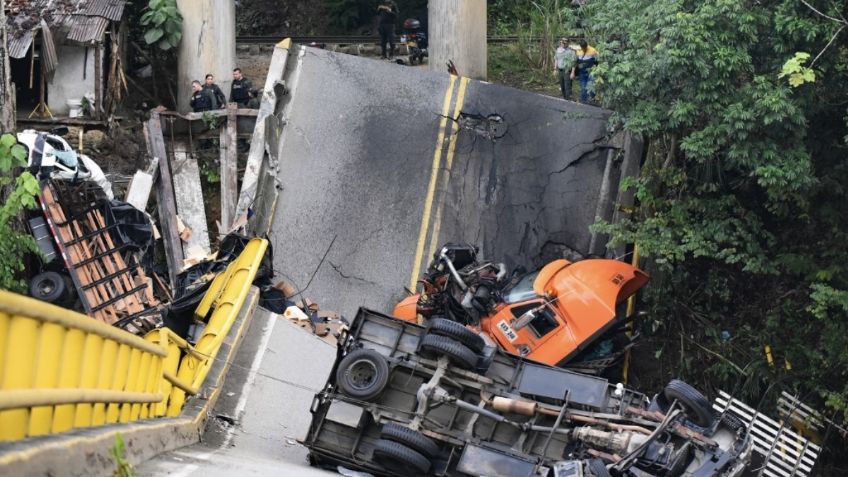 FOTOS | Se desploma puente en Colombia: cuatro camiones y un auto cayeron al río