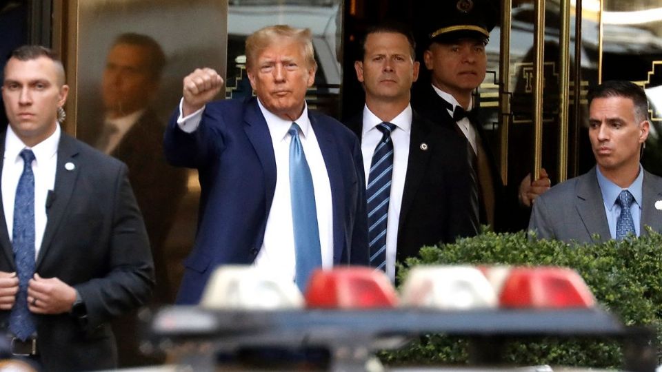 El expresidente de los Estados Unidos, Donald Trump, abandona la Torre Trump el 13 de abril de 2023 en la ciudad de Nueva York.