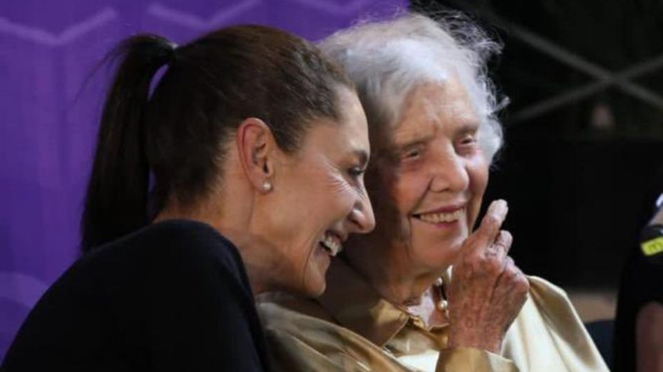 Claudia Sheinbaum (izquierda) y Elena Poniatowska (derecha) durante un conversatorio literario