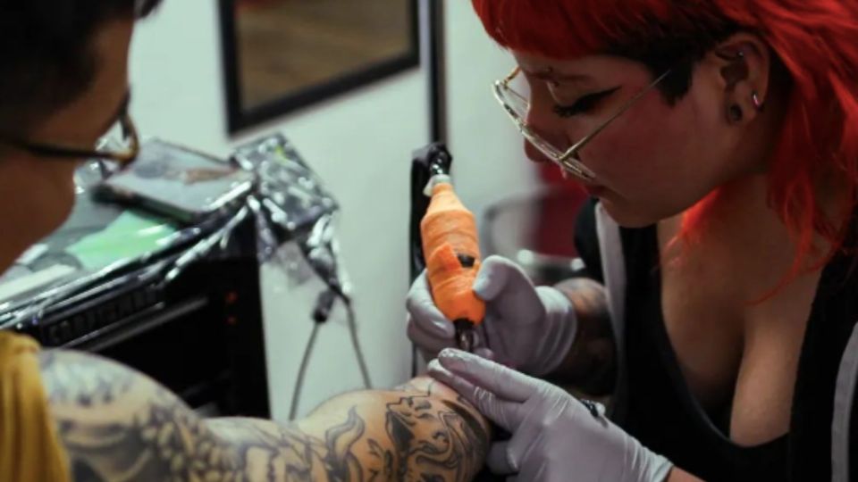 Puedes encontrar a las tatuadoras en la Ciudad de México. FOTO IG: adrix_txttoo