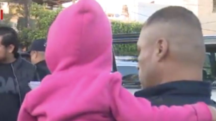 Una niña de 4 años deambulaba sola por calles de Guadalajara: escapó cuando su papá se quedó dormido