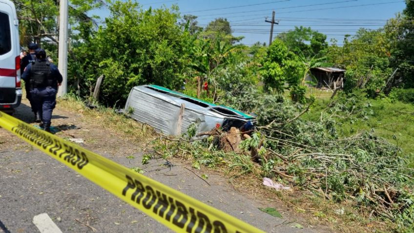 Un muerto y 12 heridos, el saldo del choque entre un auto y una unidad de transporte público en Tabasco