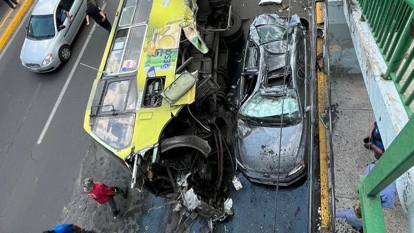 Fuerte accidente en Tlalnepantla: camión se impacta contra puente peatonal, vuelca y aplasta un vehículo