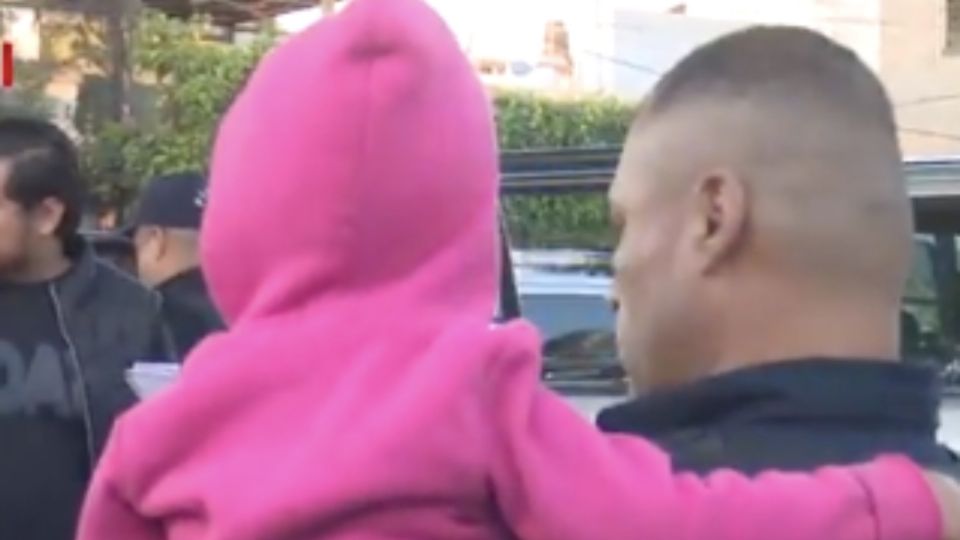 La pequeña Camila fue custodiada por policías de Guadalajara. FOTO: Captura de video