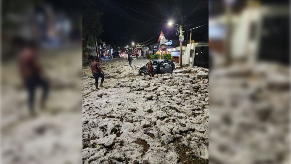 Gruesas capas de granizo quedaron tras la tormenta.