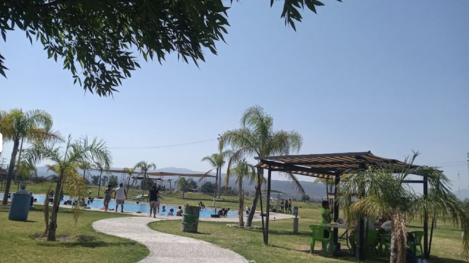 El balneario cuenta con tres albercas y amplios jardines