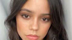 Jenna Ortega modela el minishort y la blusa tendencia de la primavera