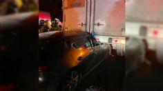 Conductor se incrusta con su auto en parte trasera de tráiler en la México-Toluca