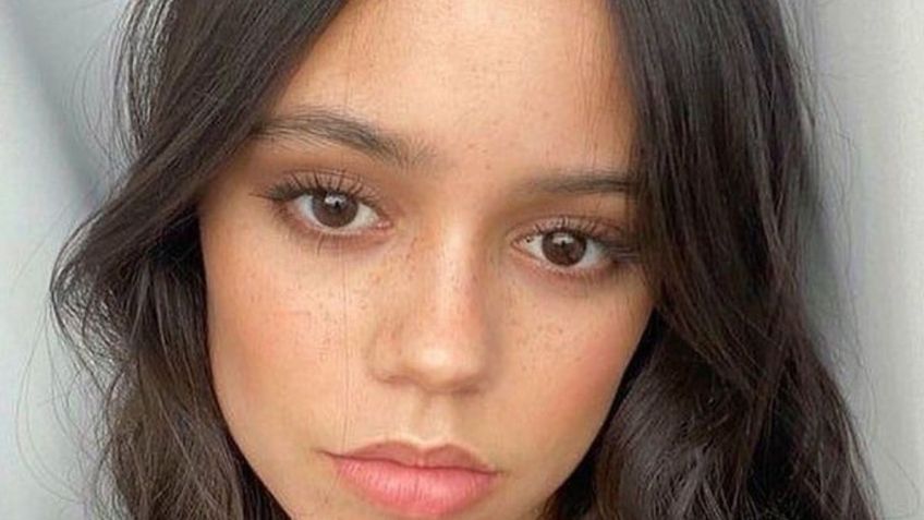 Jenna Ortega modela el minishort y la blusa tendencia de la primavera